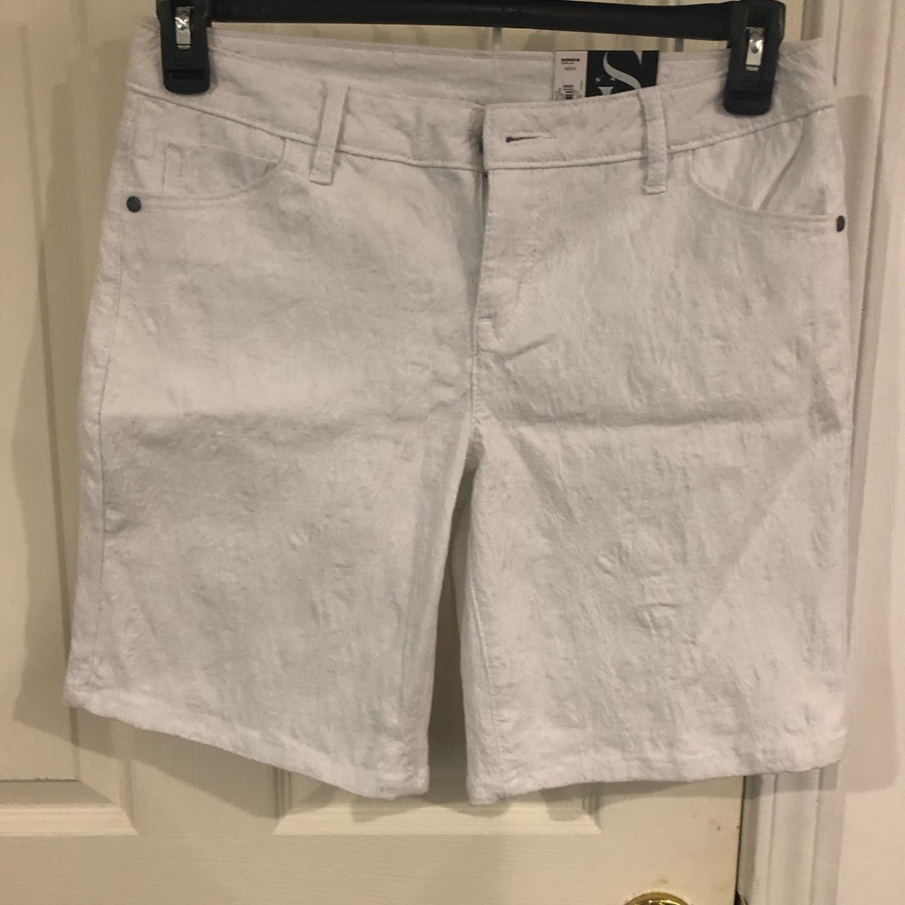 Simply Vera Wang women’s size 6 shorts. NWT. 9” inseam. Stretchy white.
